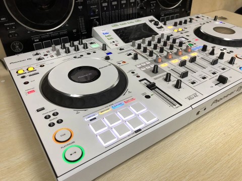 Pioneer XDJ-XZ - White