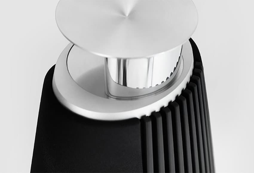 Thấu kính âm học Acoustic Lens độc quyền giúp tán âm rộng 180 độ